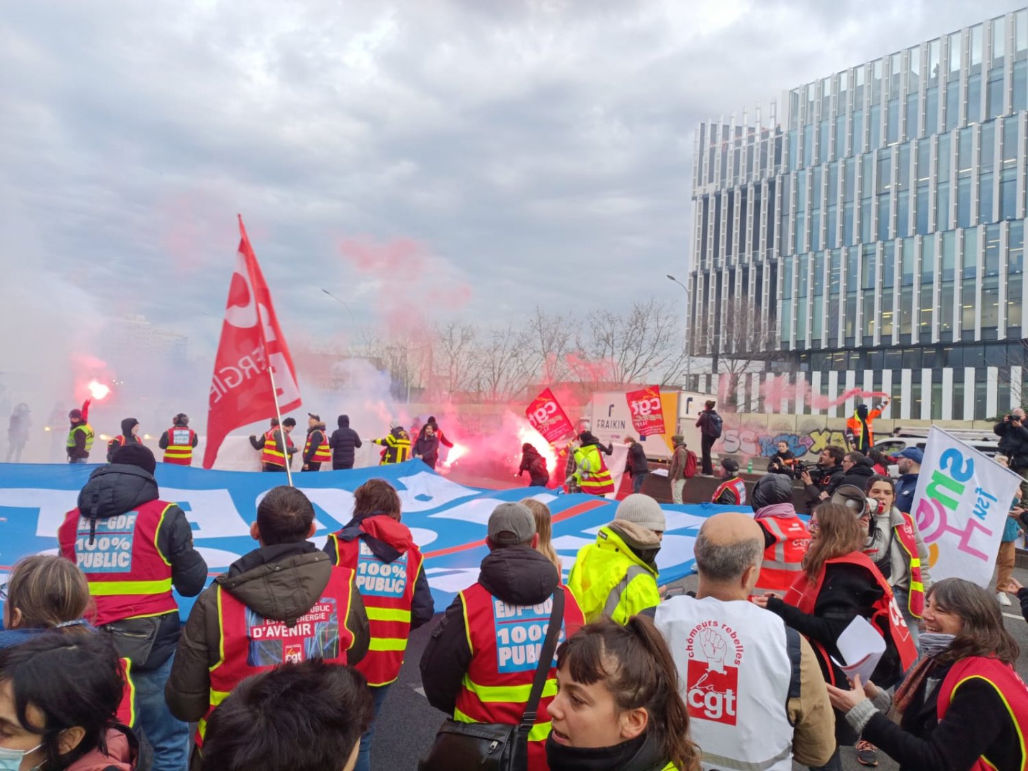 "Macron le echó leña al fuego": manifestaciones y bloqueos en toda Francia