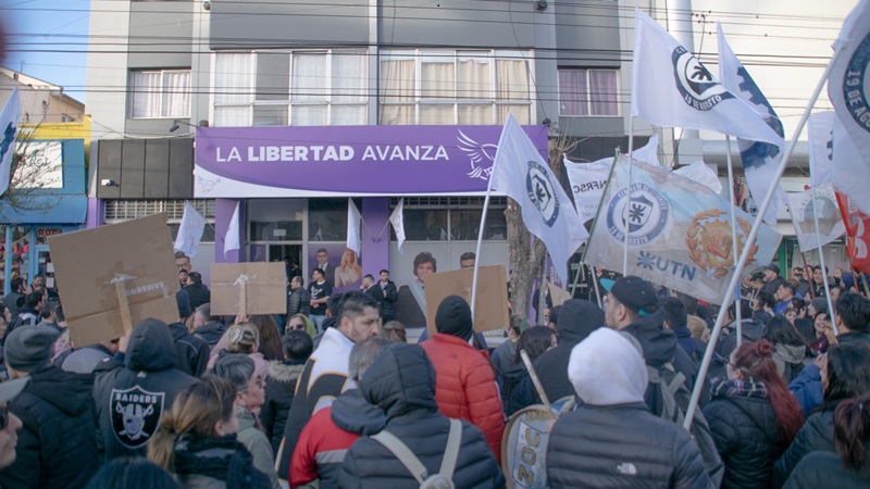 Río Gallegos: estudiantes universitarios repudiaron la visita de Martín Menem