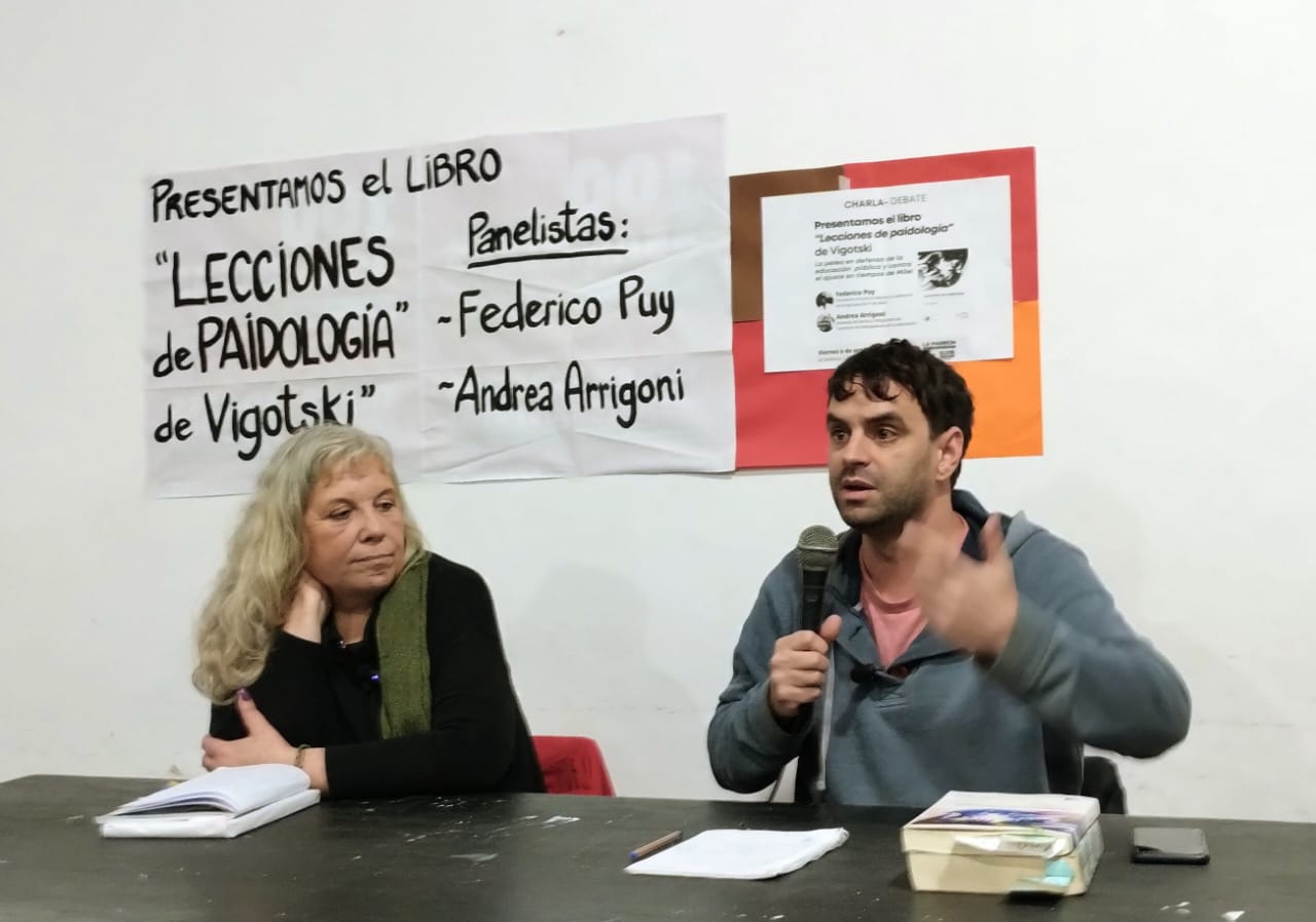 Charla en La Plata: "Vigotski demuestra un camino científico contra el individualismo de la derecha”