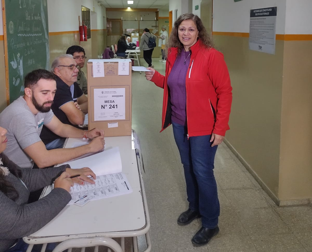 Votó Claudia Lupardo, candidata a intendenta por el FIT-u