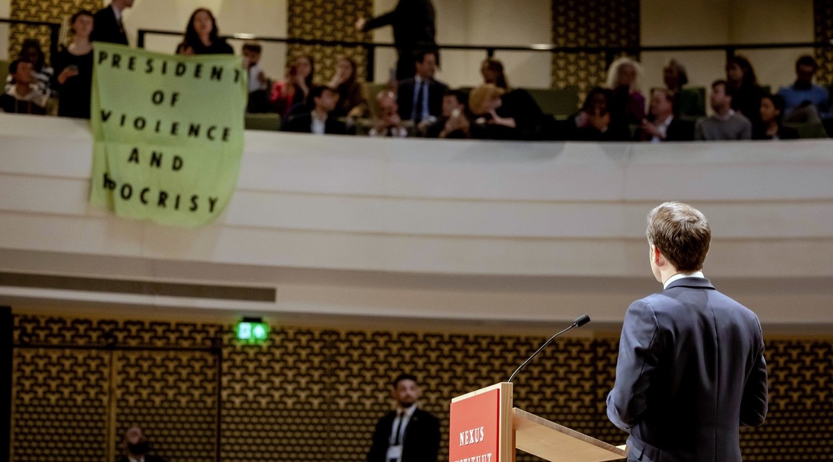 “Presidente de la violencia” una protesta contra la represión interrumpe a Macron en La Haya