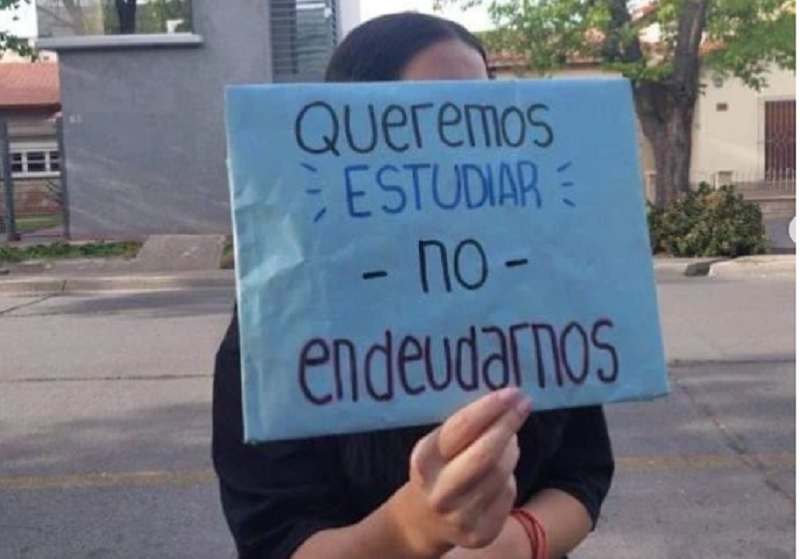 Protesta de estudiantes de la Universidad Maza: “Docentes cobran poco, nosotros pagamos mucho”