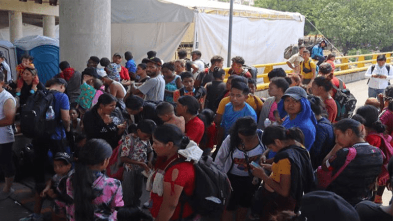 Migrantes enfrentan negligencia de autoridades ante ola de calor en México