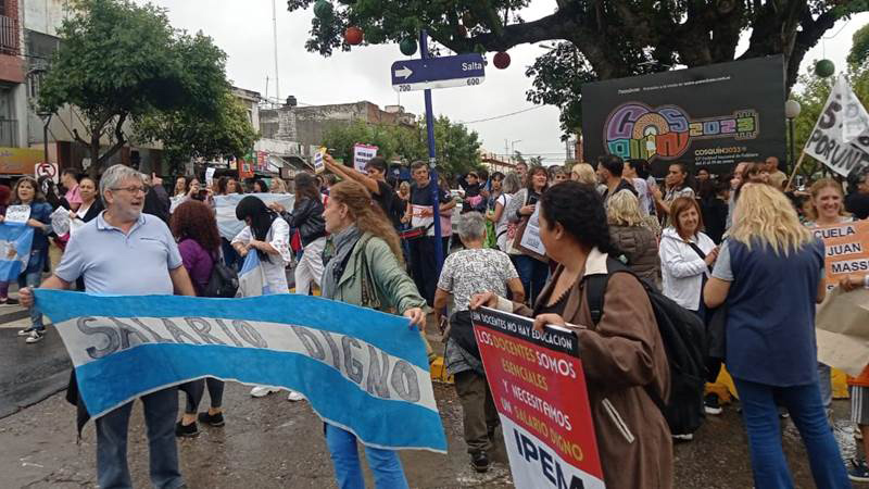 Inició con una caravana el paro docente de 48 horas, hay fuerzas para vencer