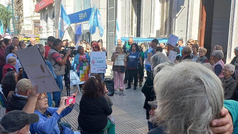 Marcha de los banquitos en Santa Fe contra el DNU y el ajuste de los gobiernos