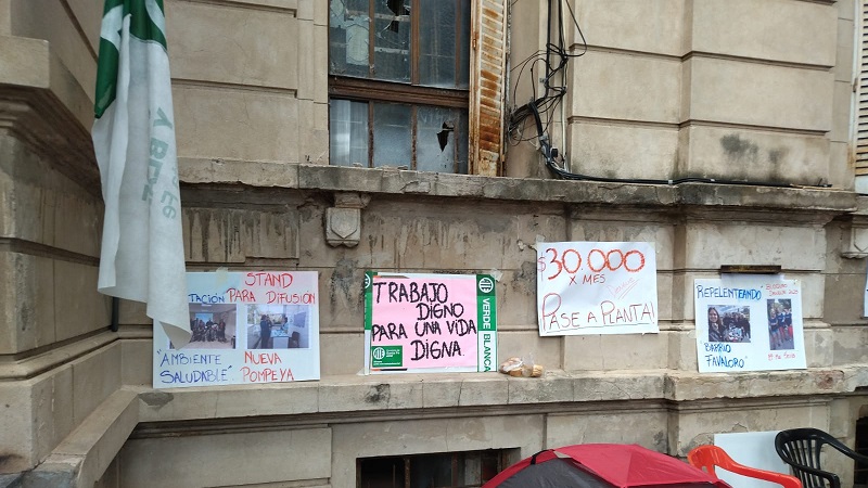 Acampe de trabajadores de la Región de Salud frente al Ex Hospital Italiano