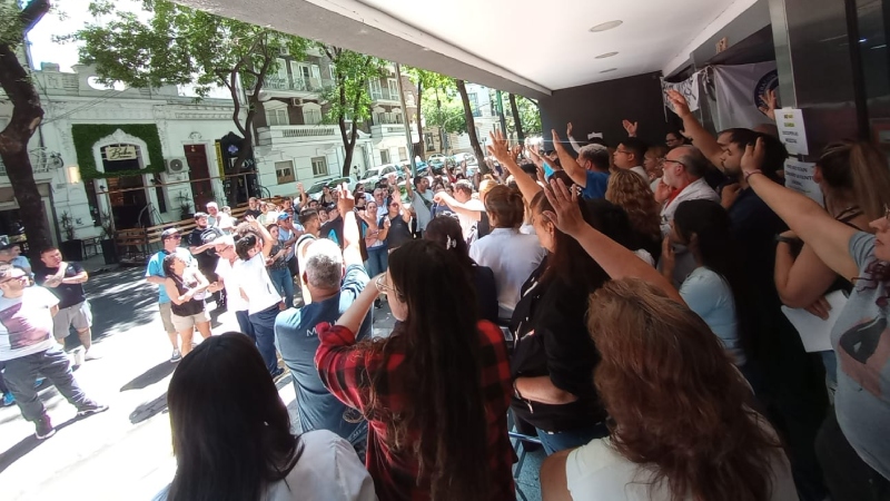 Asamblea en Clínica de los Virreyes: “Rodeemos de solidaridad a las 400 familias resistiendo el cierre” 