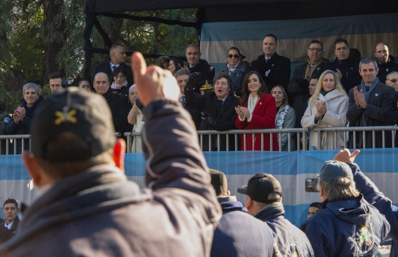 En medio del ajuste y la entrega nacional: Milei, Villarruel y un pomposo desfile de fuerzas represivas