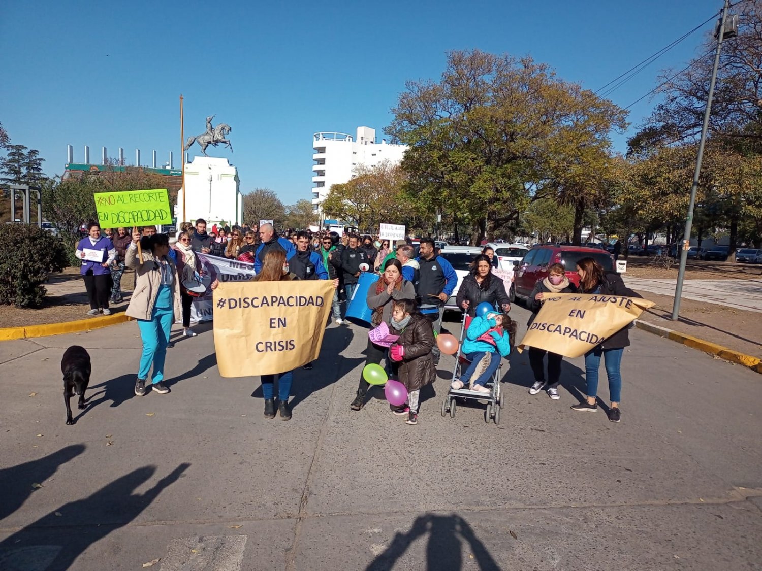 La ciudad se sumó al paro nacional de prestadores de salud y transportistas 