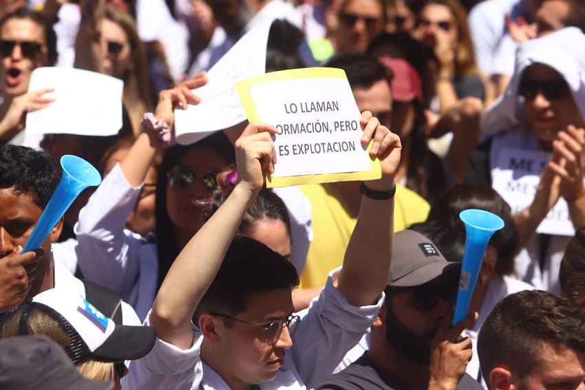 Marea Blanca: cientos de residentes reclamaron en las calles contra el ajuste en salud de Kicillof