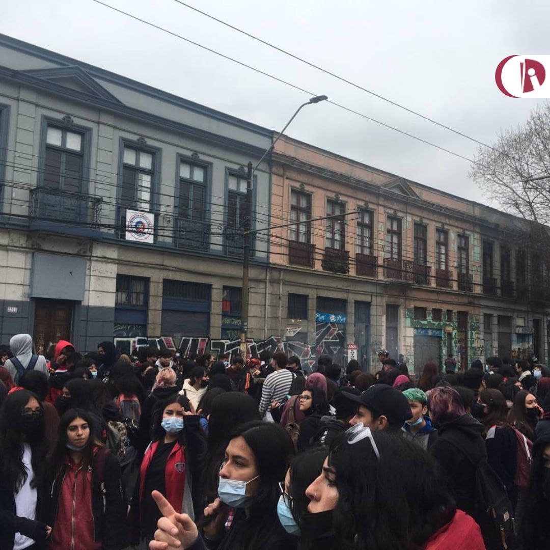 Estudiantes secundaries de Valparaíso se movilizan por la infraestructura, contra los servicios locales y las alzas del costo de la vida