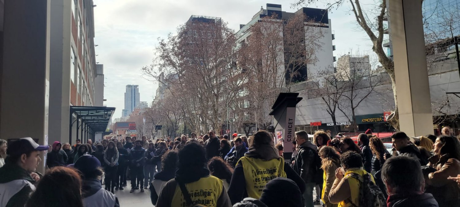 Científicos de Conicet nuevamente en las calles: protesta por recortes y eliminación de becas