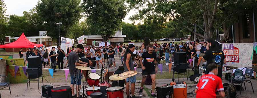 Estudiantes y vecinos de Lanús realizaron un Festivalazo de Necesidad y Urgencia