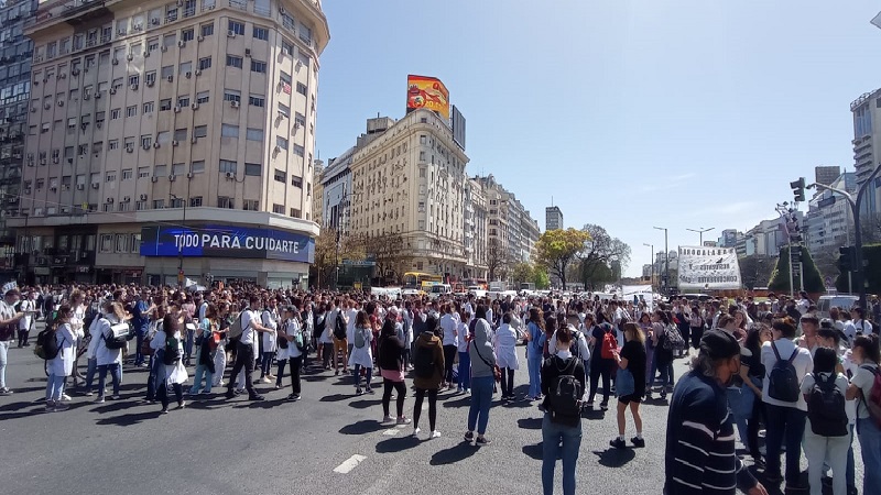 Paro y movilización de residentes de salud porteños luego del cierre de paritaria a la baja