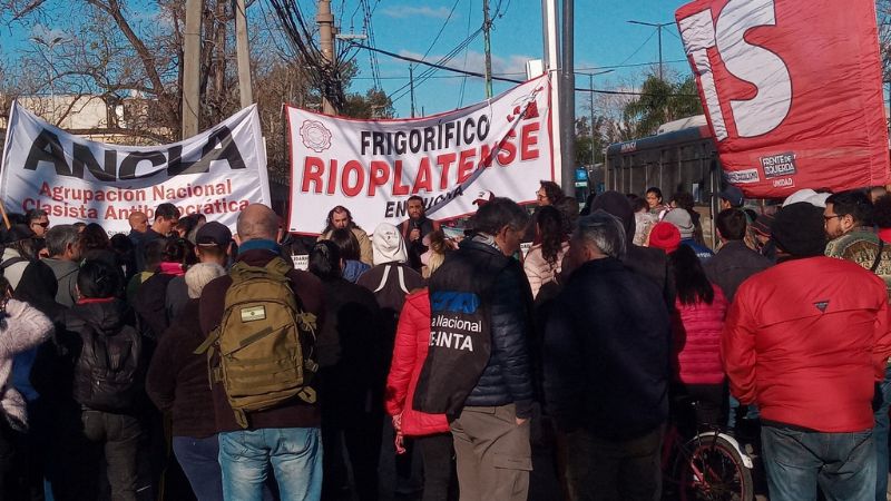 Acto obrero contra los despidos en el Frigorífico RioPlatense