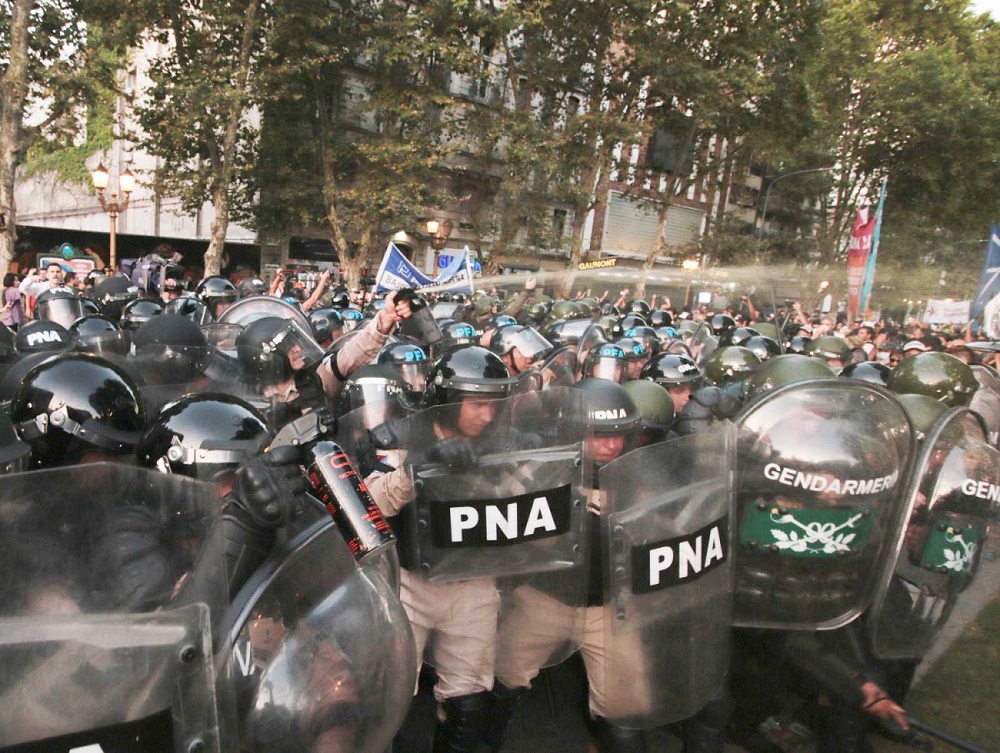 Los grandes medios y un "periodismo de guerra" para bancar la Ley Ómnibus y atacar el derecho a la protesta 