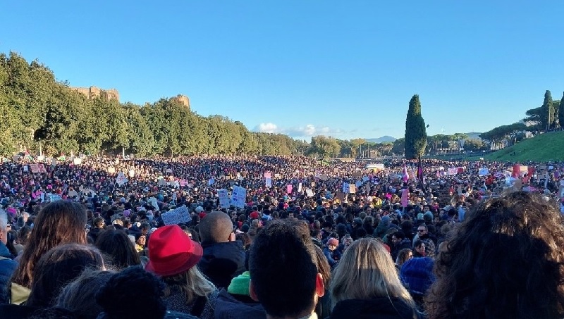 Con 500.000 personas en las calles, el movimiento feminista italiano se enfrenta al Gobierno de derecha