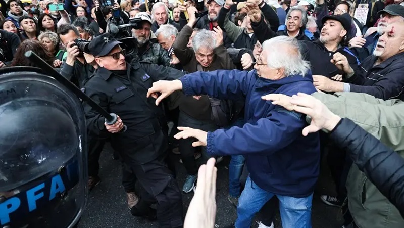 La fórmula de Milei para los jubilados: ajuste y represión