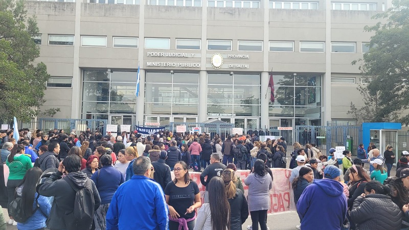 Docentes se concentran en Ciudad Judicial exigiendo la libertad de los 19 detenidos