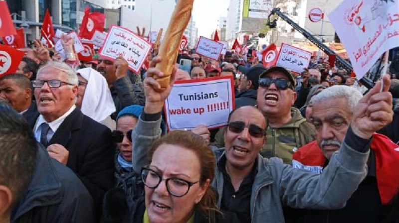 Tunecinos protestan contra los recortes impulsados por el FMI