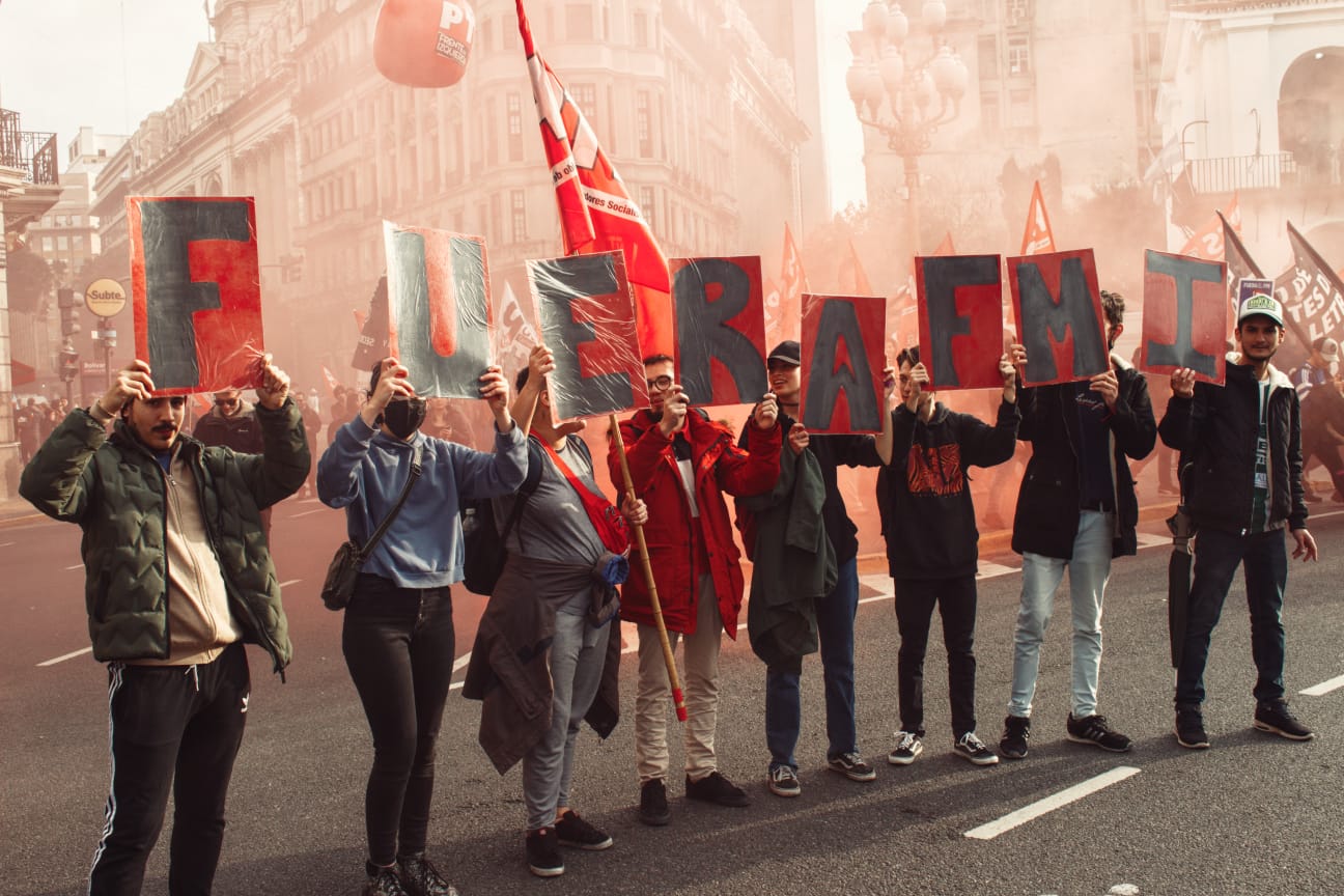 Jóvenes opinan sobre la crisis en Argentina: "A cada hora que laburamos vale menos nuestro trabajo"