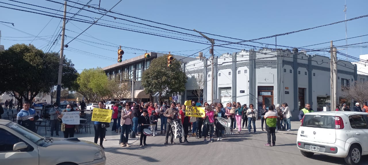 Marcha en Jesús María contra el recorte de los prestadores de servicios a las discapacidades