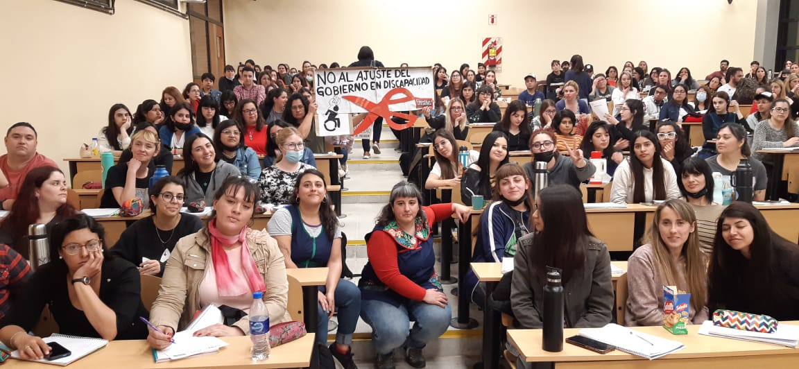 Cientos de estudiantes dicen "no al ajuste del gobierno en discapacidad"