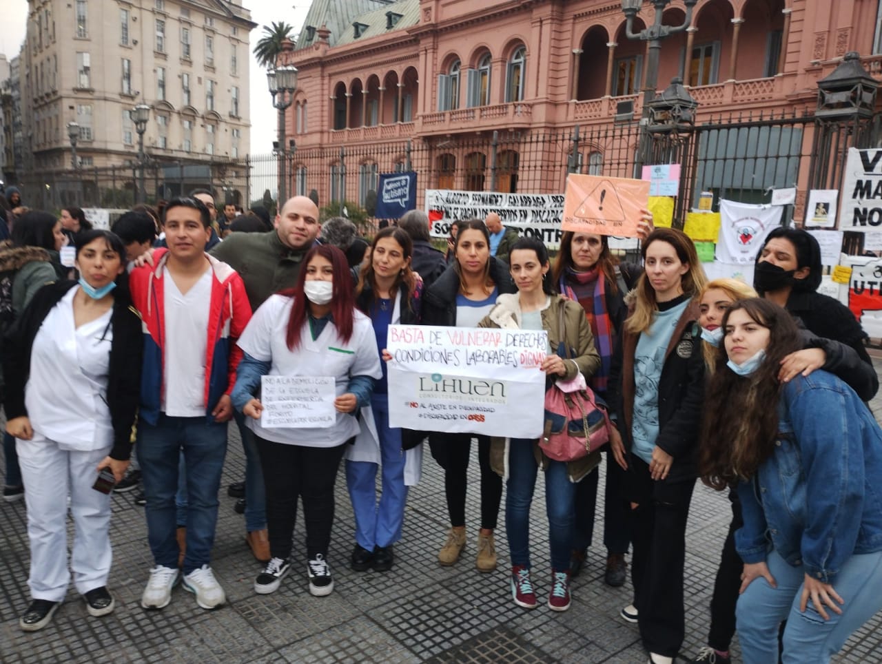 No bajan los brazos: la escuela de enfermería del Fiorito mantiene la vigilia