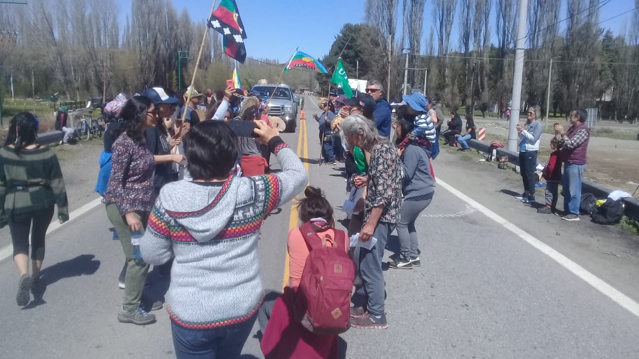 Junín de los Andes: corte intermitente de la ruta 40 contra la represión al pueblo mapuche