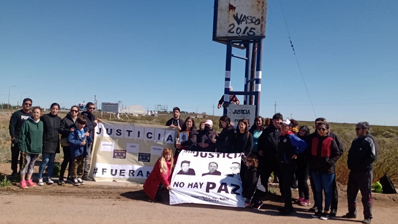 A un mes del incendio de la refinería de Plaza Huincul, familiares de las víctimas exigieron justicia