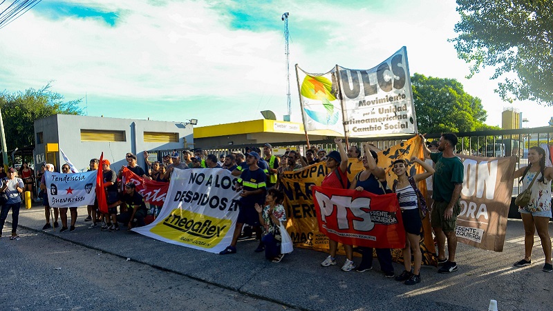 Trabajadores de Megaflex bloquean los portones de la fábrica en reclamo por su reincorporación 