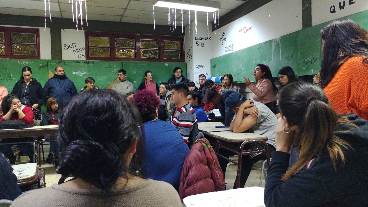 Estudiantes y docentes del Cpem 77 rechazan y enfrentan la aplicación de la reforma curricular