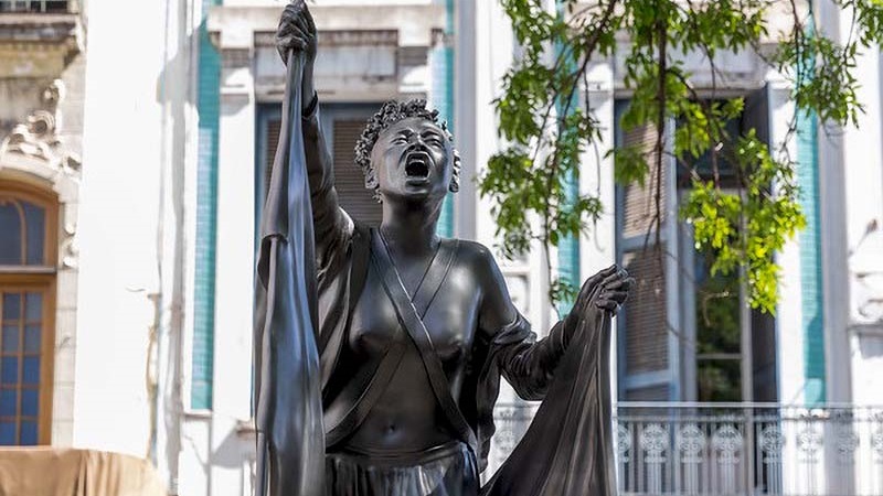 Queman una estatua de Remedios del Valle en la Ciudad de Buenos Aires