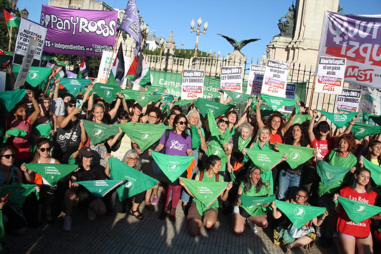 Derecho al aborto: pañuelazo en Congreso a tres años de que se hiciera ley