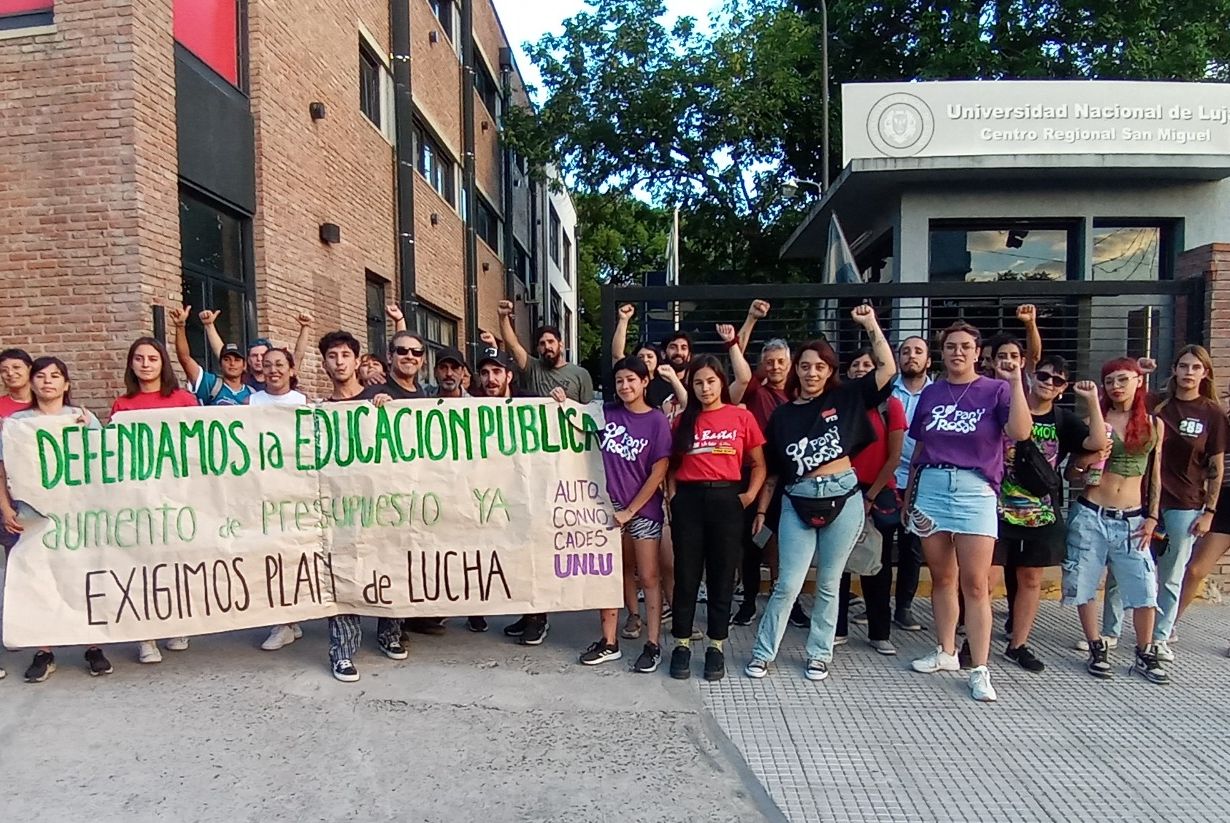 Resistencia. Se lleva adelante abrazo en UNLu en defensa de la educación pública