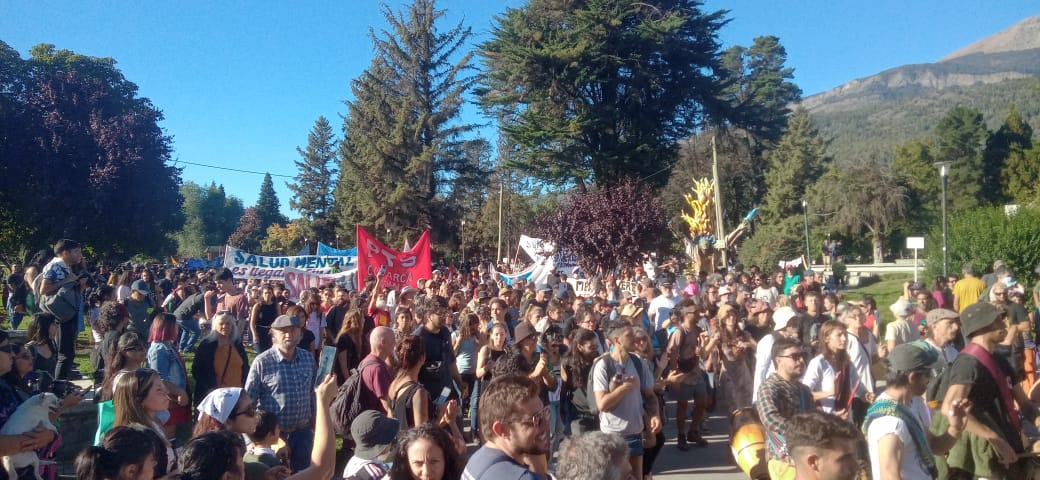 24 M: multitudinaria marcha en las calles de El Bolsón