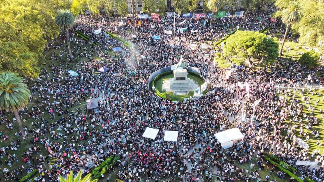 Enorme e inédita movilización estudiantil en Rosario en defensa de la Universidad pública