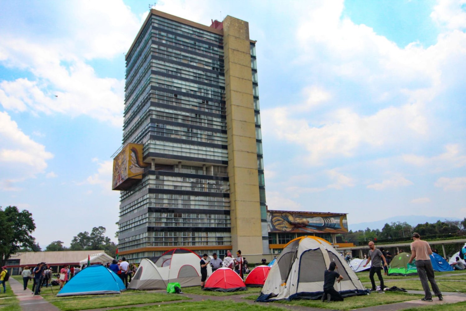 Brigadeos, marcha y decenas de casas de campaña el primer día de campamento