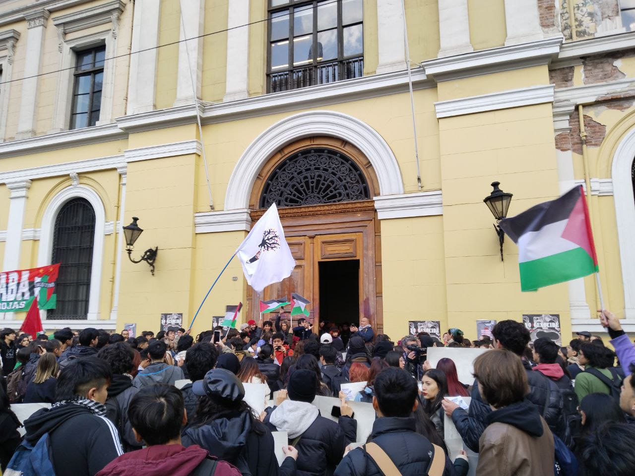 Más de 500 estudiantes inician ocupación y acampada en Casa Central de la Universidad de Chile