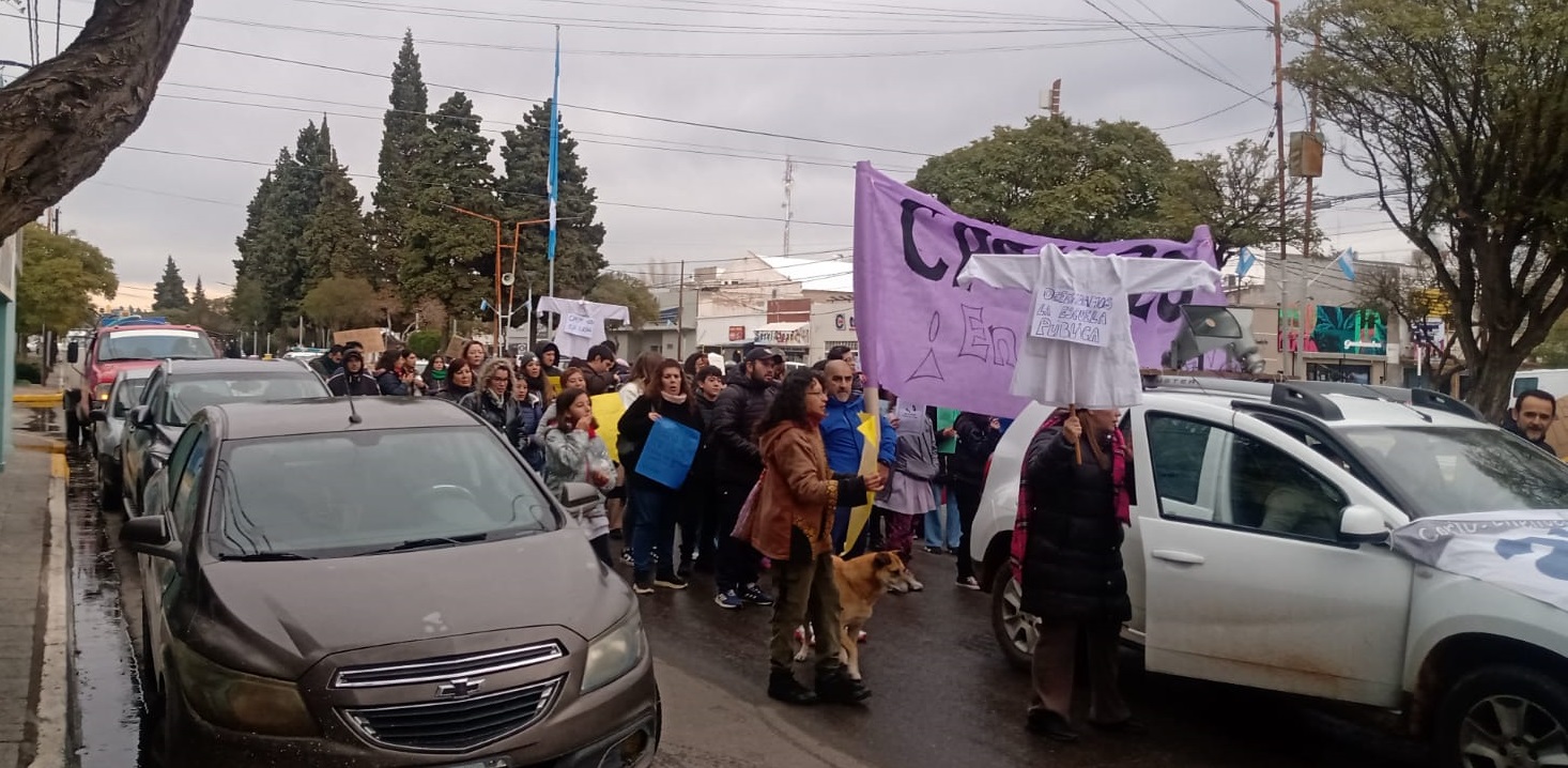 Cutral-Có: sin respuestas del Gobierno provincial, la comunidad educativa del cpem 20 decidió marchar