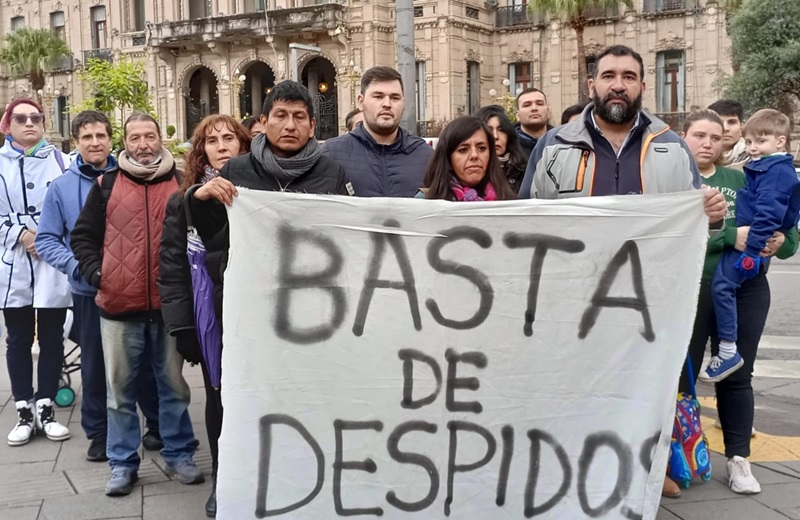 Ajuste: protesta frente a Casa de Gobierno contra los despidos en el Ministerio de Educación