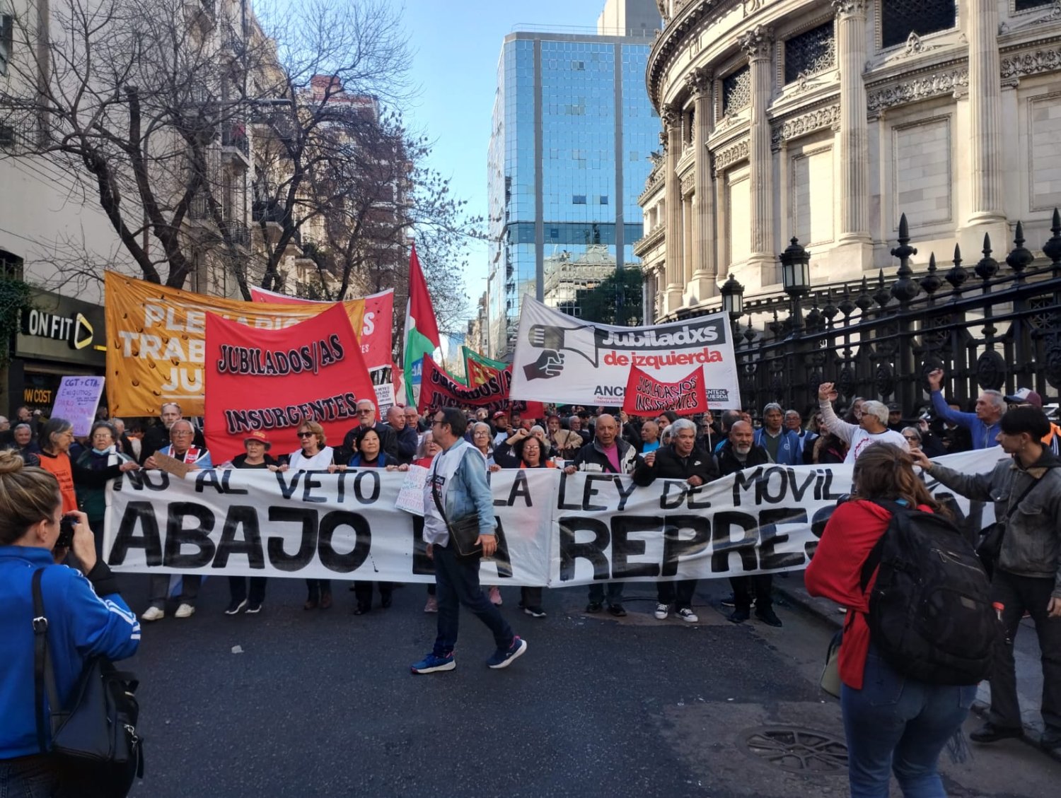 No lo lograron: con un fuerte operativo, Milei y Bullrich quisieron impedir una nueva marcha de jubilados