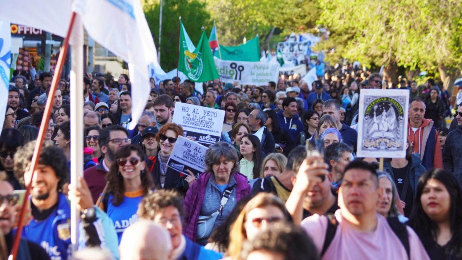 Multitudinaria movilización en defensa de la universidad pública en Neuquén