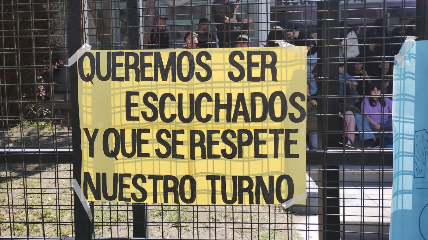 Trelew: Estudiantes protagonizan sentada en rechazo al cambio de turnos impulsado por Torres