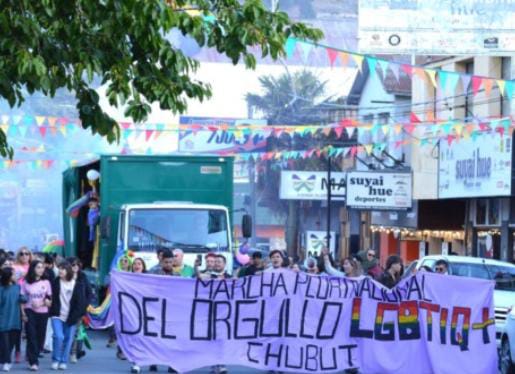 Marcha del Orgullo: Importante movilización en Esquel contra los discursos de odio y las políticas de Milei