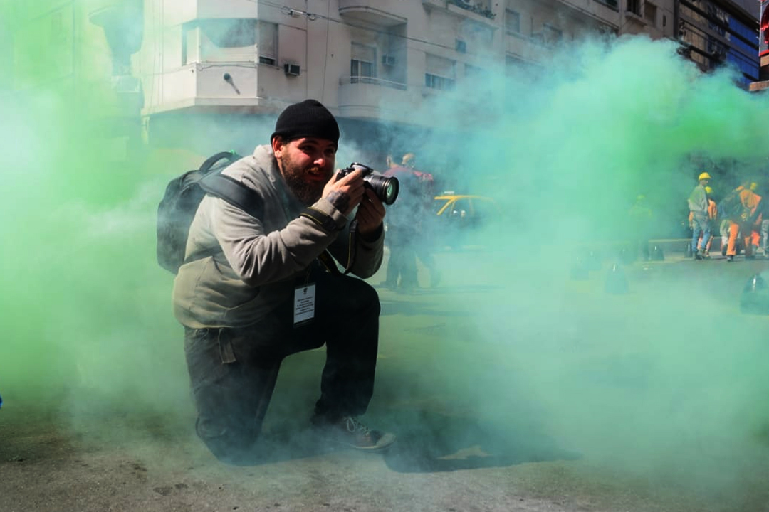 Nicolás Avelluto retratado por la fotógrafa Mai Zárate, durante una manifestación por la legalización del aborto.