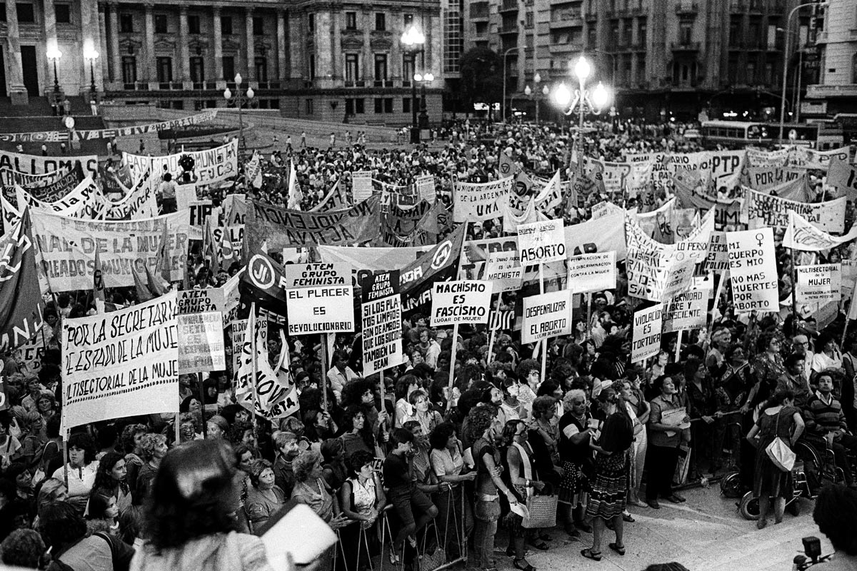 Movilización de la Multisectorial de la Mujer del 8 de marzo de 1984. Fotografía de Mónica Hasenberg