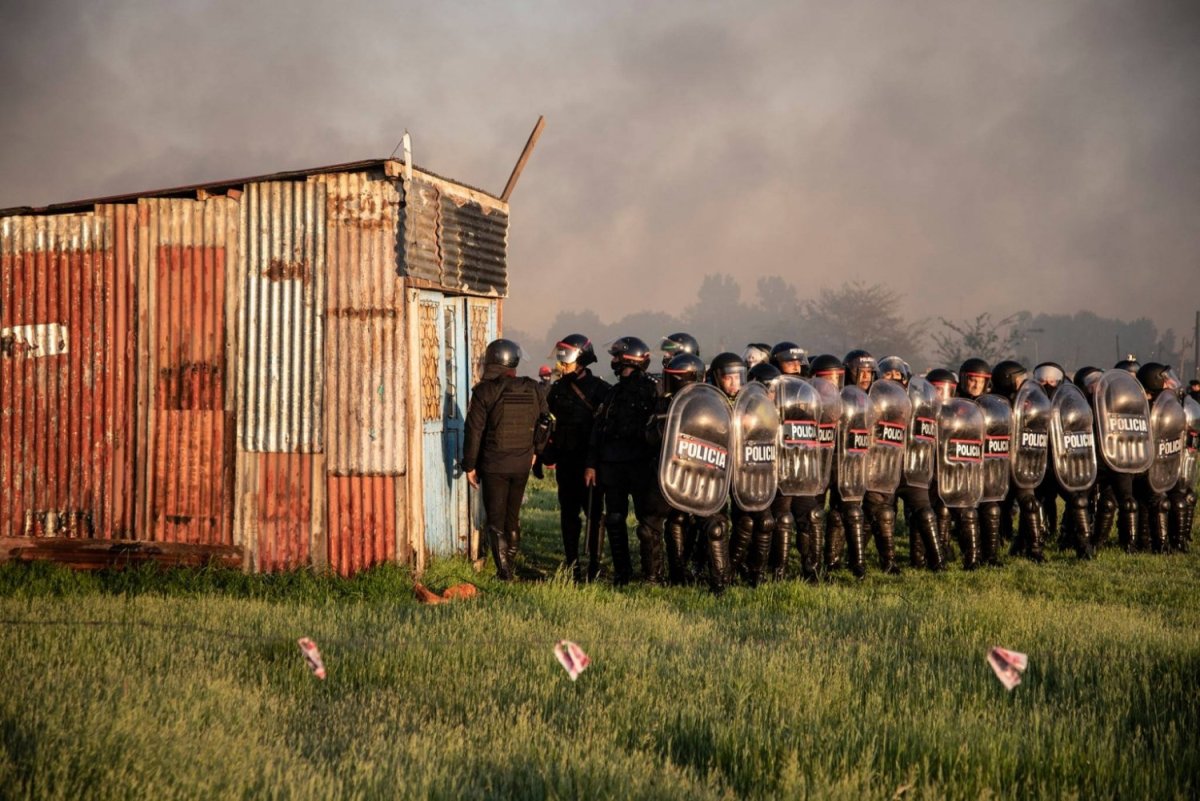 Represión y desalojo en la toma de tierras de Guernica en octubre de 2020. Fotografía de Agustina Salinas