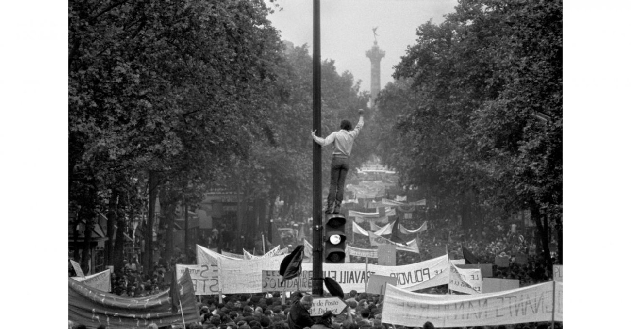 Manifestación de aproximadamente un millón de obreros y estudiantes desde Republique a Denfert-Rochereau. París, 13 de mayo de 1968. © Bruno Barbey | Magnum Photos.