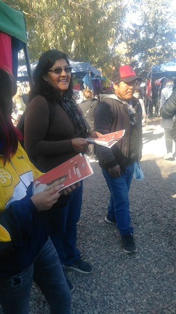 Alejandra recorriendo una feria en Ugarteche junto a trabajadores y estudiantes del departamento